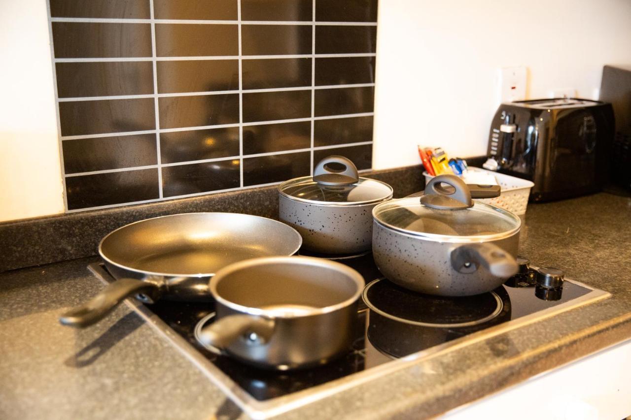 1-Bedroom Apartment With Balcony, Hoddesdon Eksteriør billede
