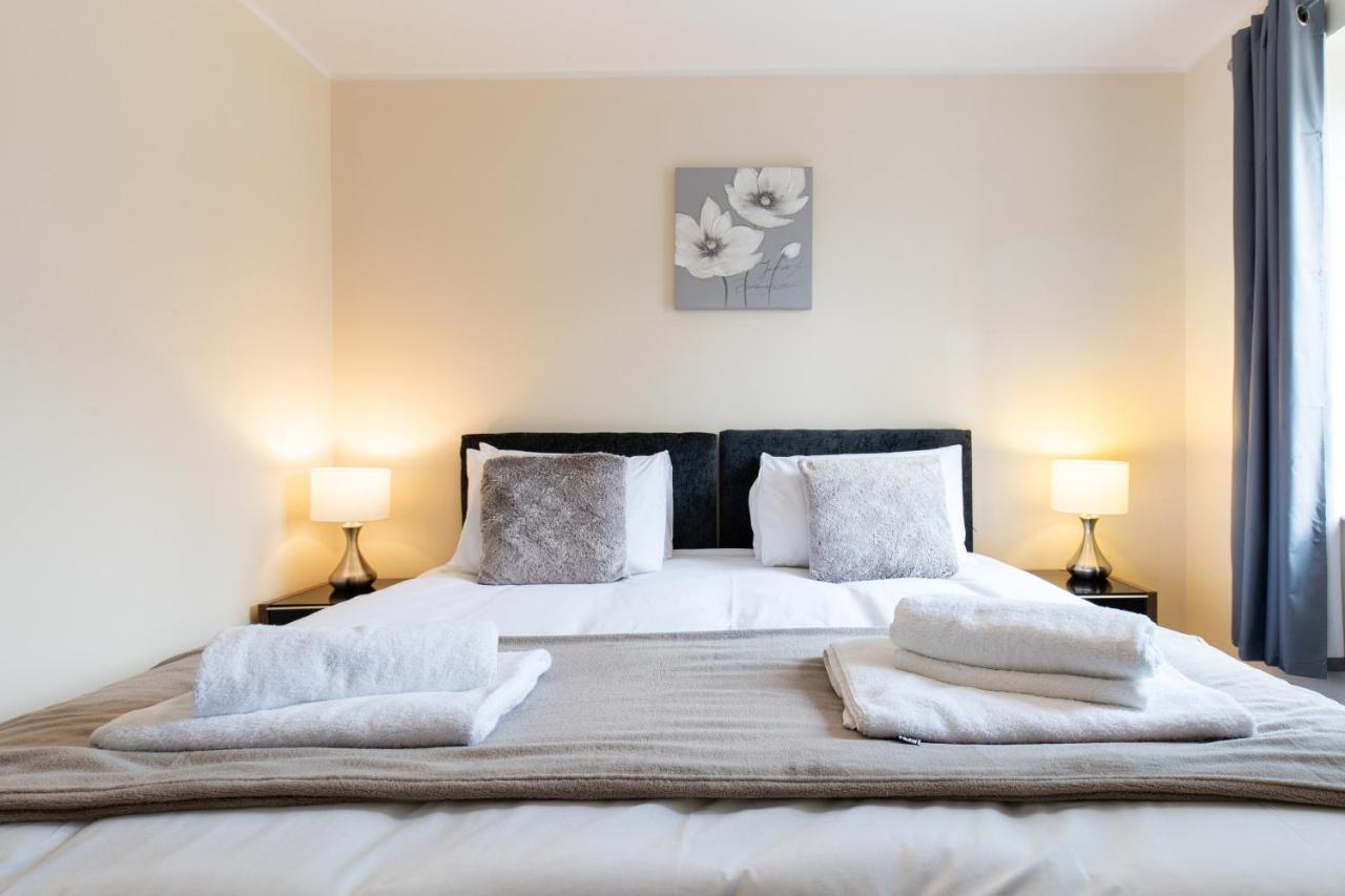 1-Bedroom Apartment With Balcony, Hoddesdon Eksteriør billede