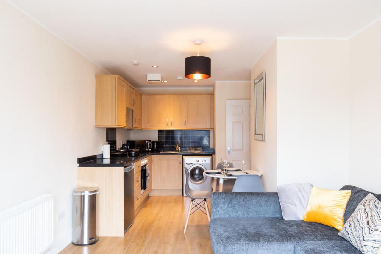 1-Bedroom Apartment With Balcony, Hoddesdon Eksteriør billede