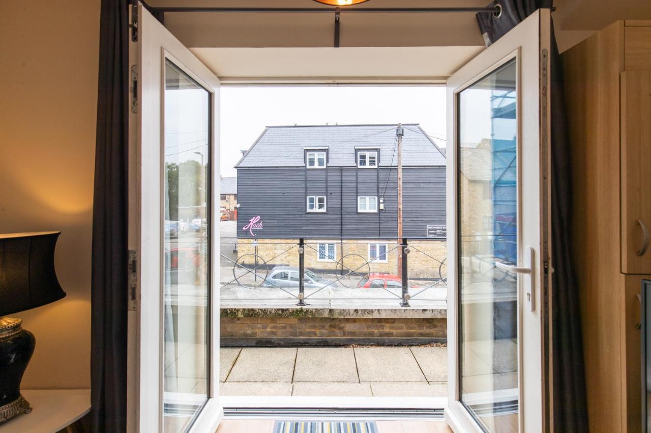 1-Bedroom Apartment With Balcony, Hoddesdon Eksteriør billede