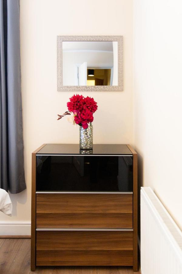 1-Bedroom Apartment With Balcony, Hoddesdon Eksteriør billede