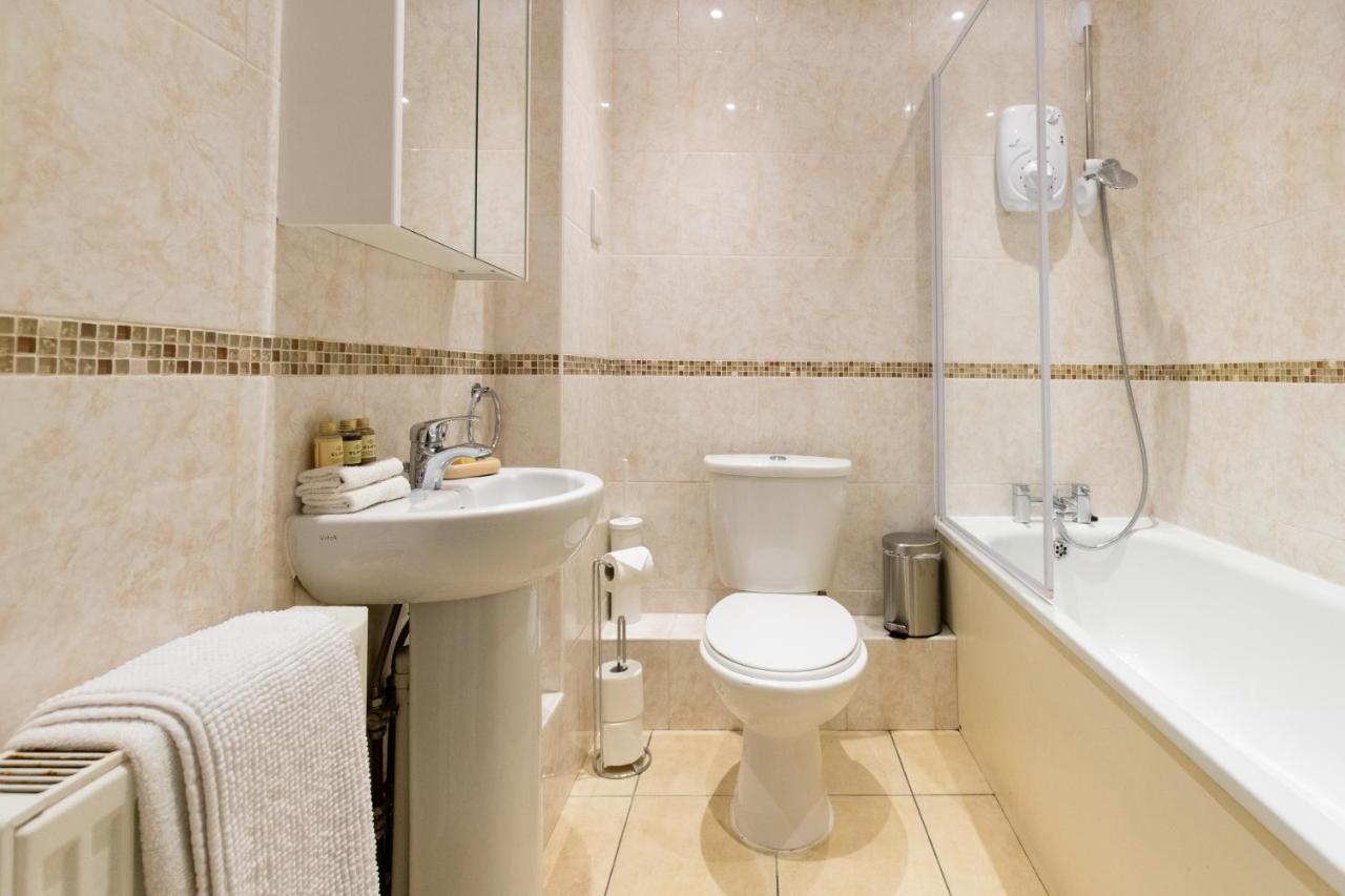 1-Bedroom Apartment With Balcony, Hoddesdon Eksteriør billede