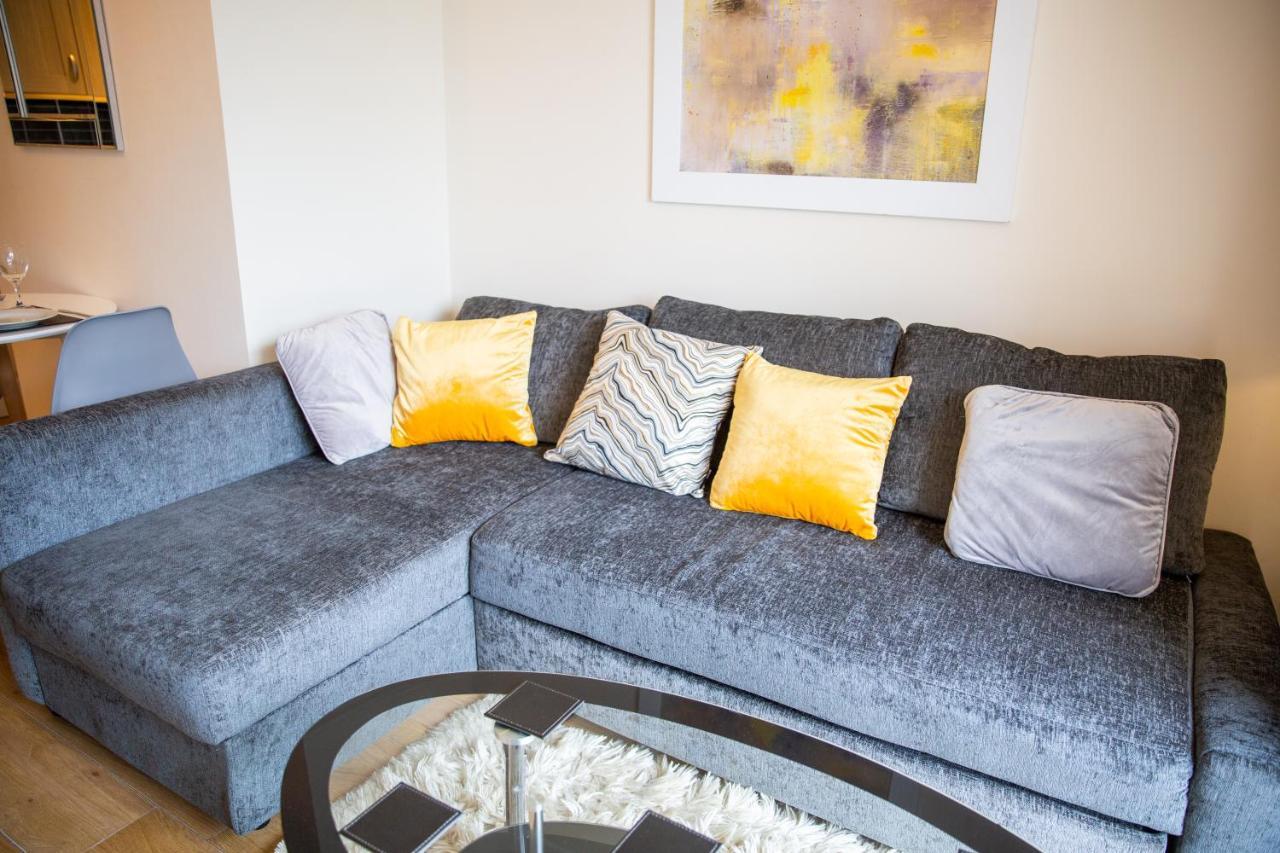 1-Bedroom Apartment With Balcony, Hoddesdon Eksteriør billede