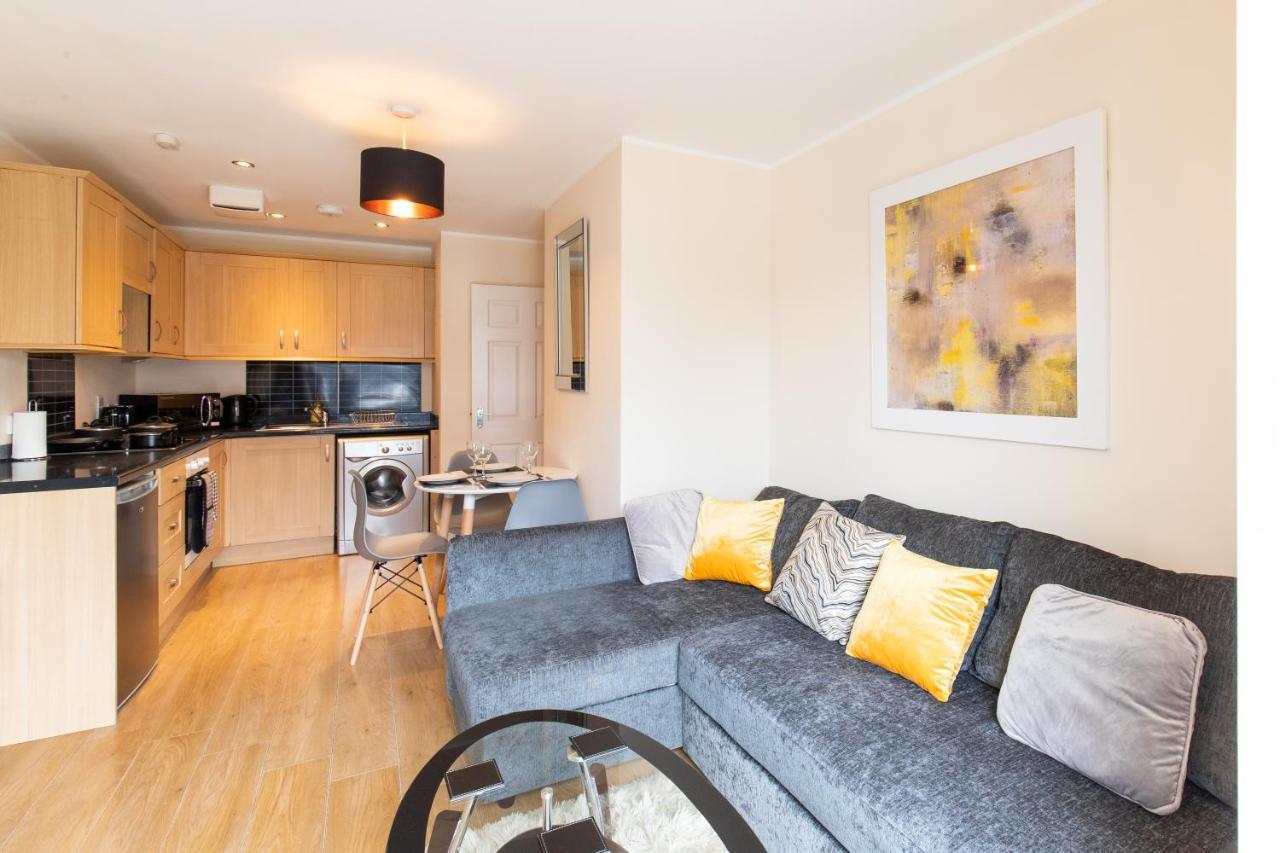 1-Bedroom Apartment With Balcony, Hoddesdon Eksteriør billede