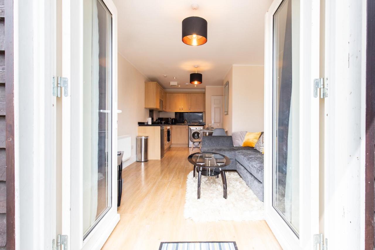 1-Bedroom Apartment With Balcony, Hoddesdon Eksteriør billede