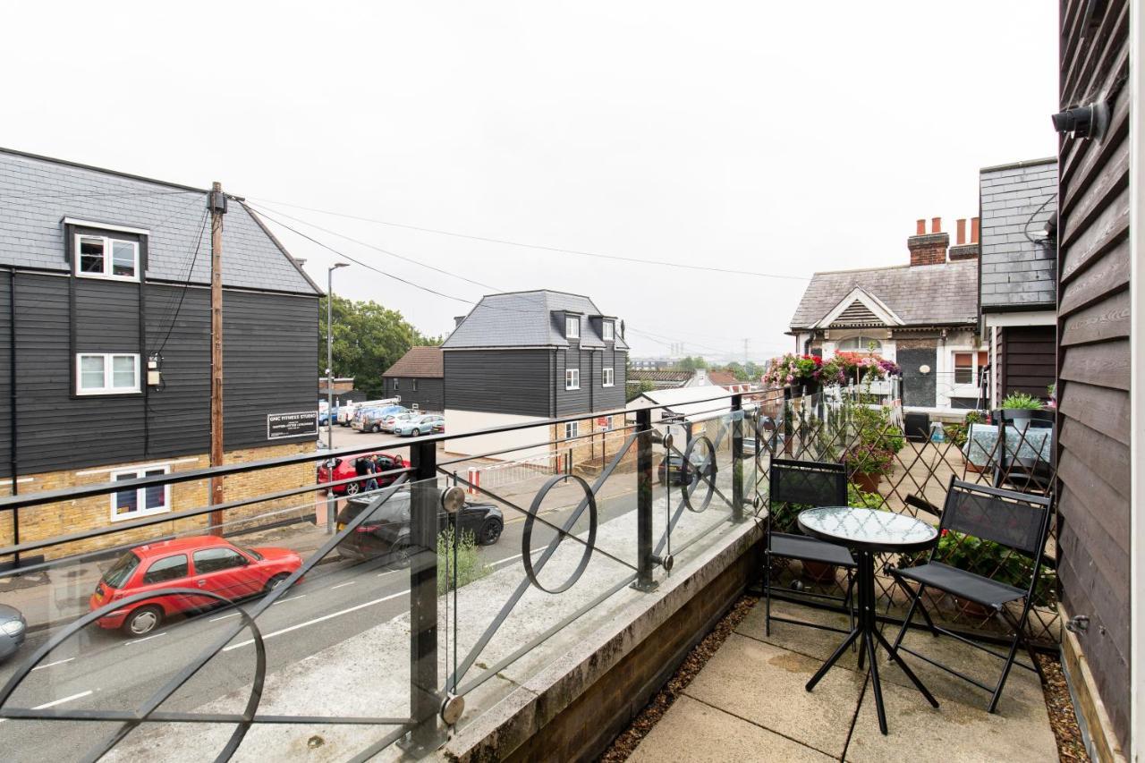1-Bedroom Apartment With Balcony, Hoddesdon Eksteriør billede