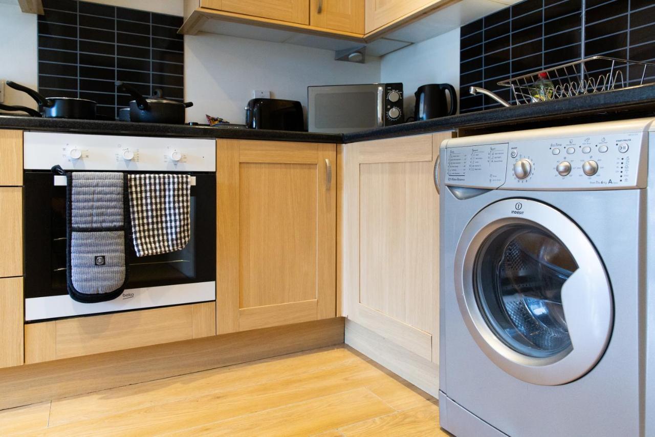 1-Bedroom Apartment With Balcony, Hoddesdon Eksteriør billede