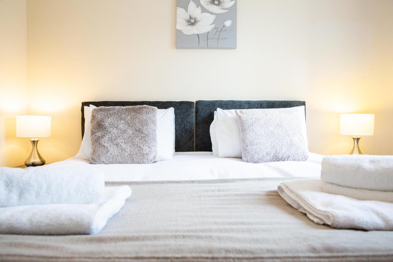 1-Bedroom Apartment With Balcony, Hoddesdon Eksteriør billede